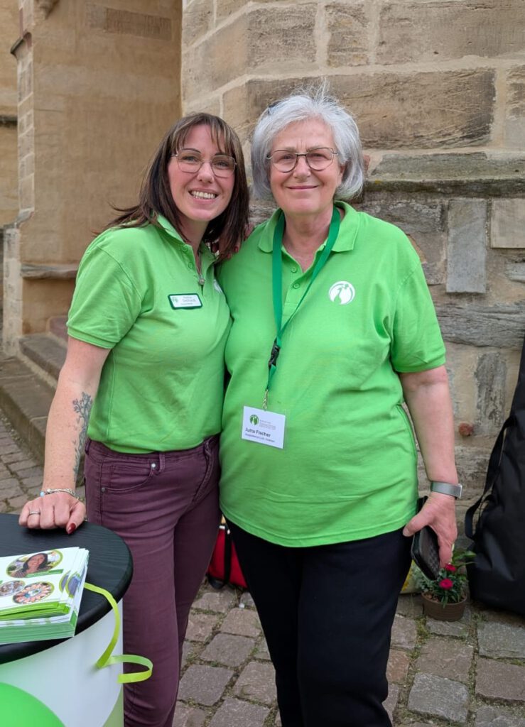 Nadine Gebhardt und Jutta Fischer am Infostand