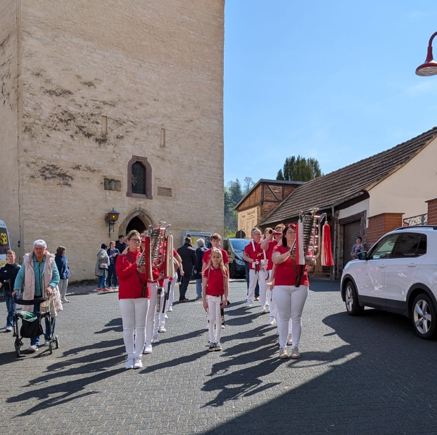 ein Spielmannszug spielt