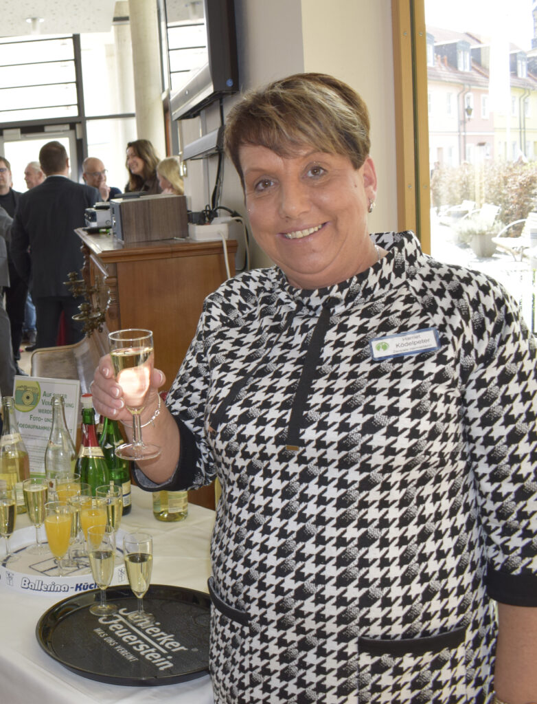 Harriet Ködelpeter erhebt das Glas