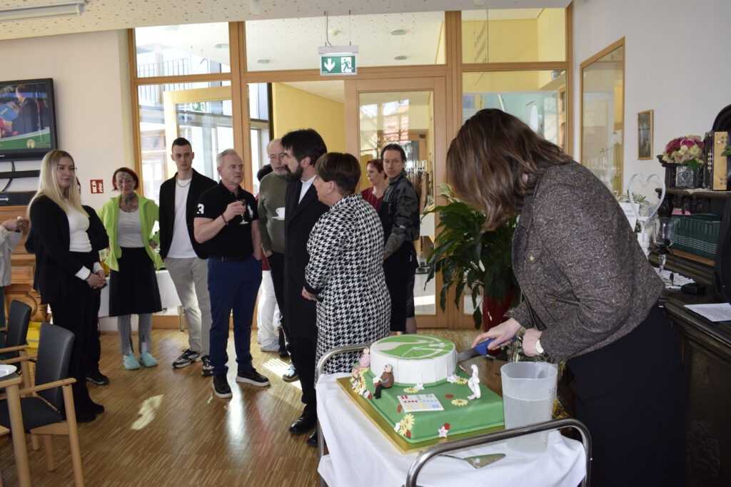 Anschnitt der Jubiläumstorte durch Daniela Schieke