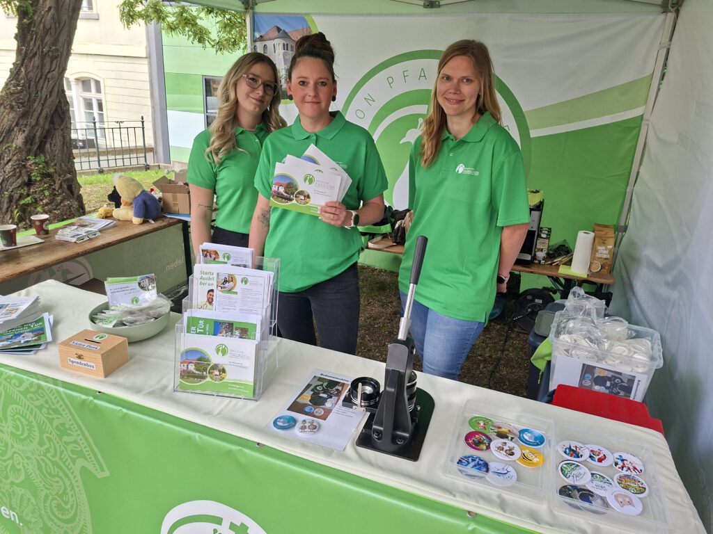 Mitarbeiter am Stand der Stiftung im Kirchendorf.