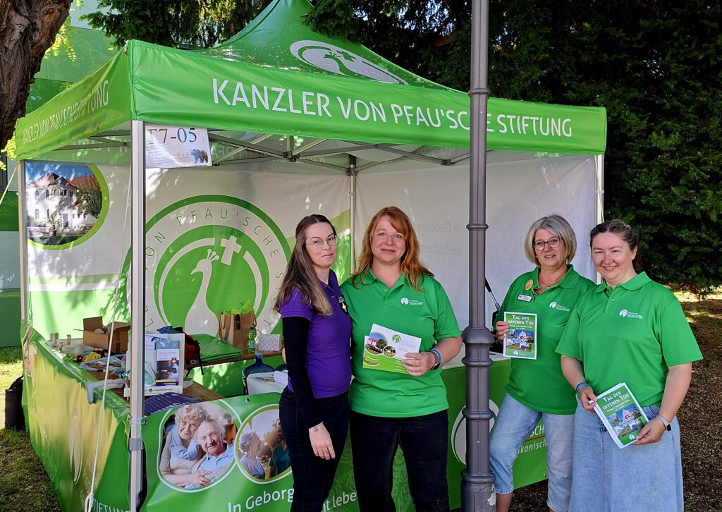 Mitarbeiter am Stand der Stiftung im Kirchendorf.