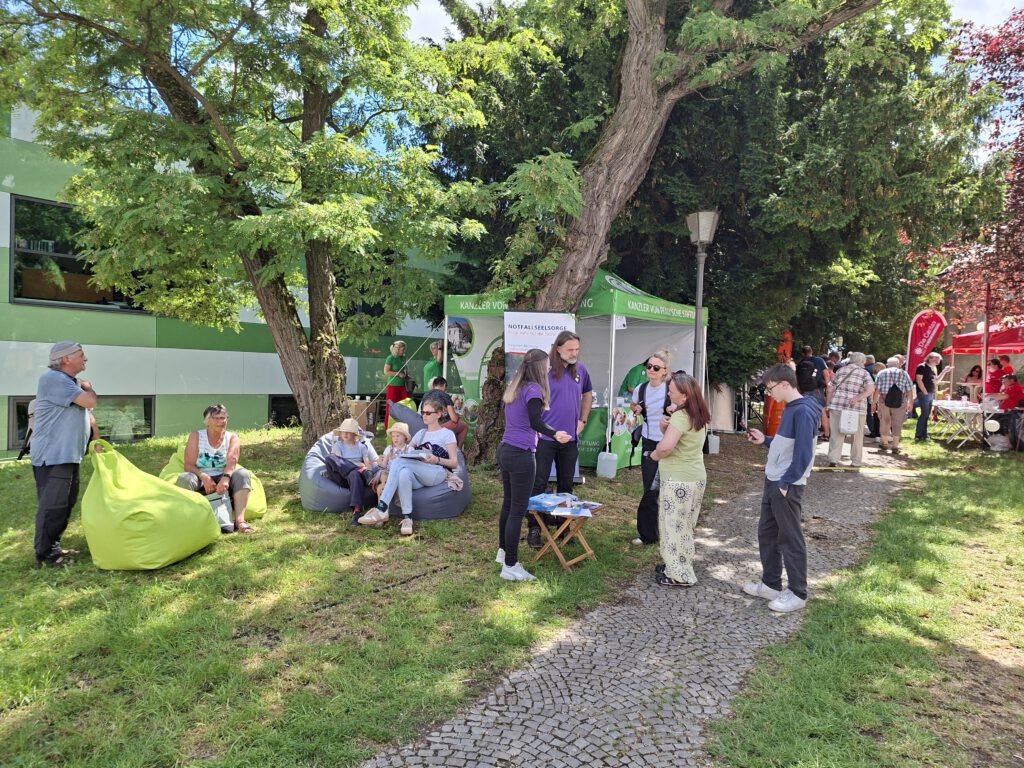 Kirchendorf mit Stand der Stiftung.