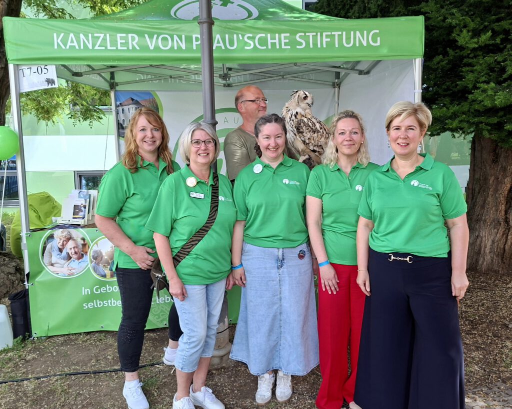 Mitarbeiter der Stiftung am Stand.