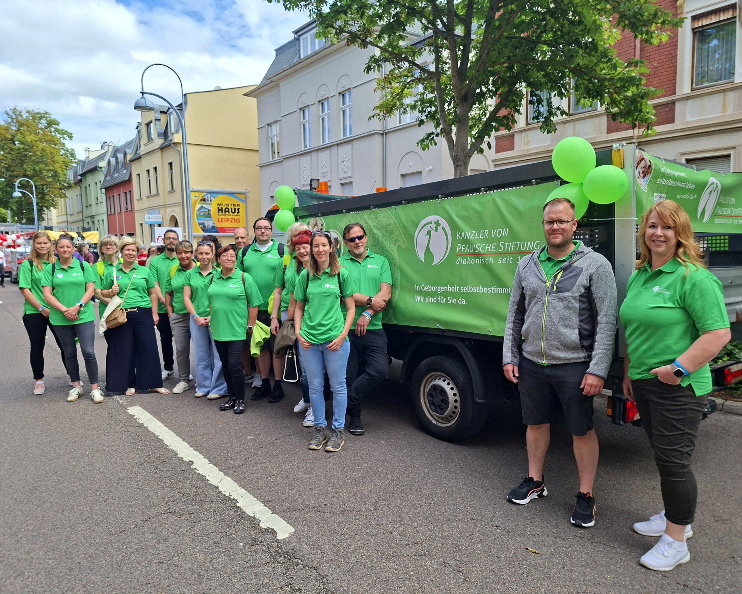 Das Team der Stiftung vor dem Umzugswagen.