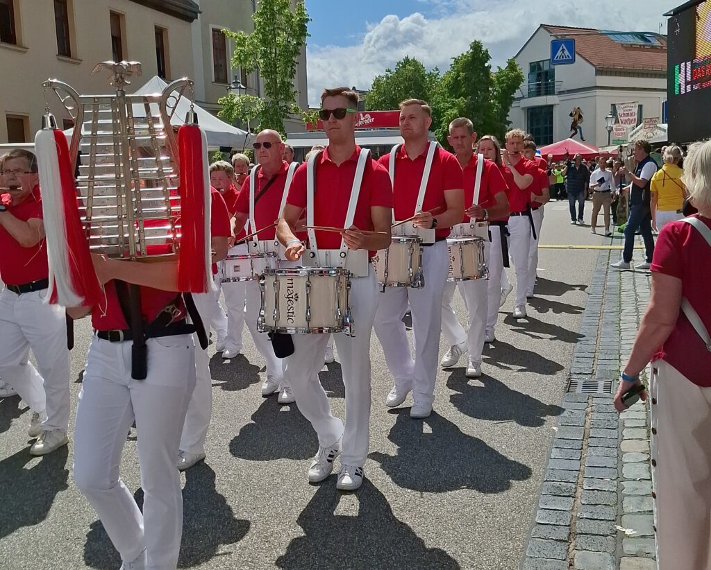 Spielmannszug in rot-weiß