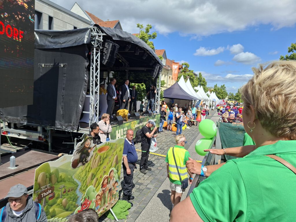 Umzugswagen fährt an der Bühne vorbei zum Sachsen-Anhalt-Tag 2026 in Bernburg.