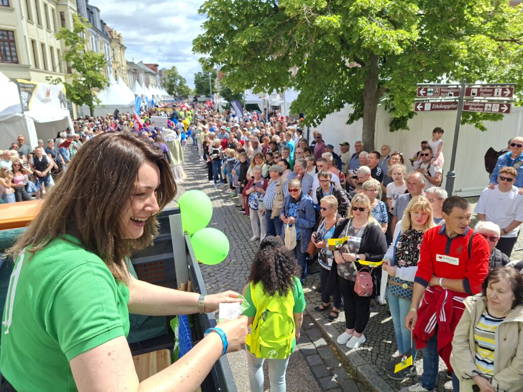 Umzugswagen und viele Gäste zum Sachsen-Anhalt-Tag 2026 in Bernburg.