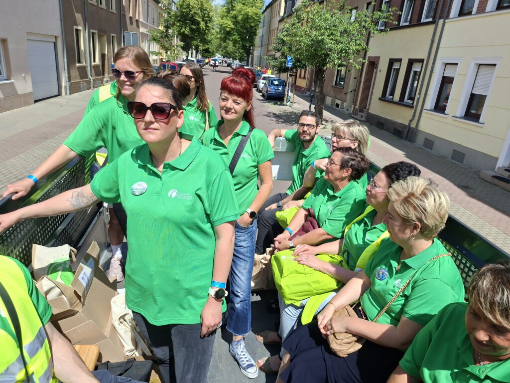 Mitarbeiter fahren auf dem Umzugswagen.