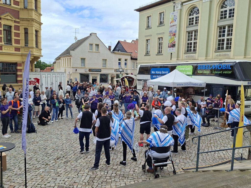 Auftritt einer Tanzgruppe der Diankonie.
