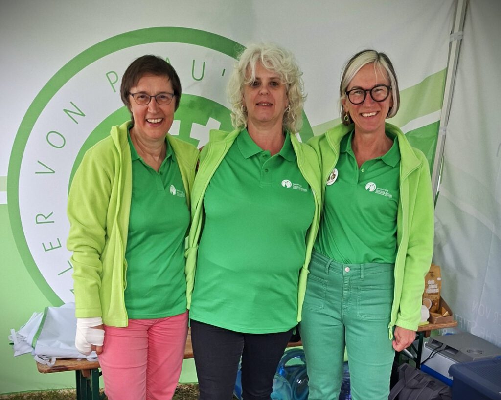 Mitarbeiterinnen am Stand der Stiftung.