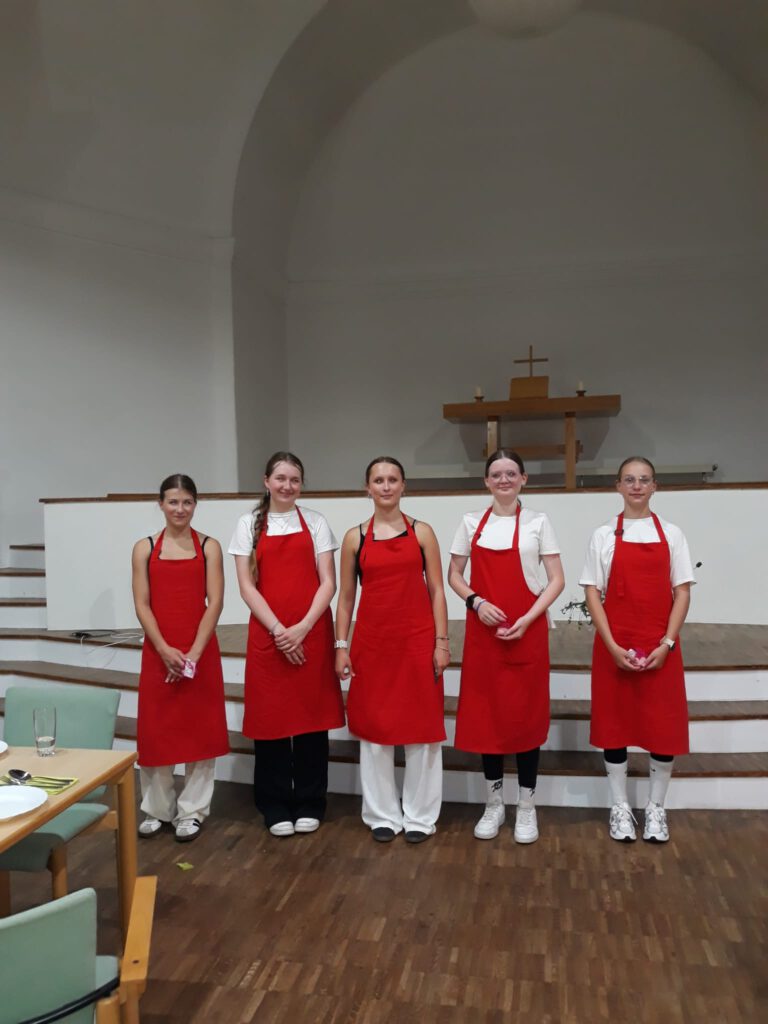 Frauenmahl im Gemeindehaus Bernburg - fleißige Helfer