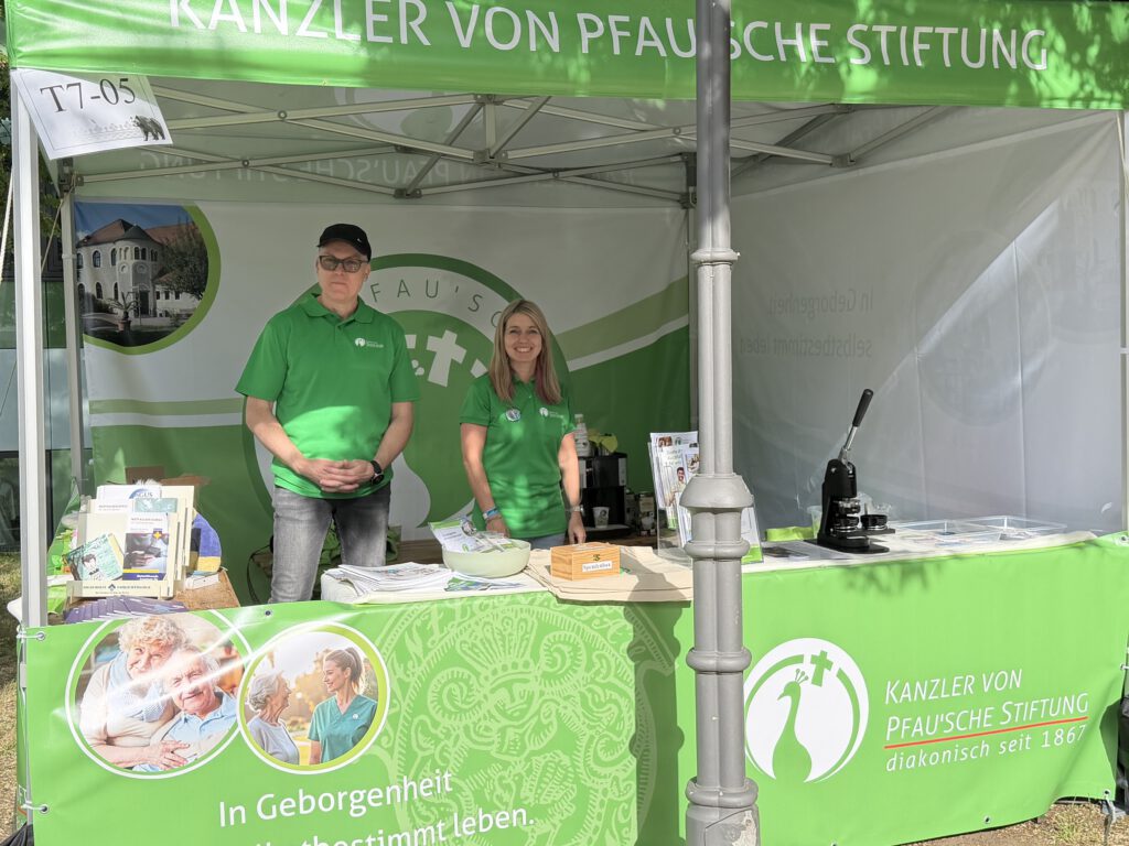 Mitarbeiter am Stand der Stiftung.