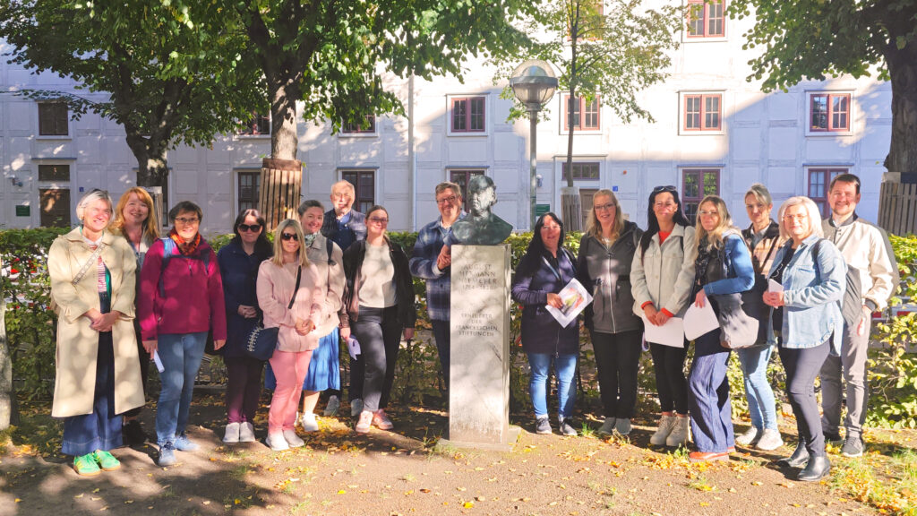 Gruppenfoto am Denkmal von August Niemeyer