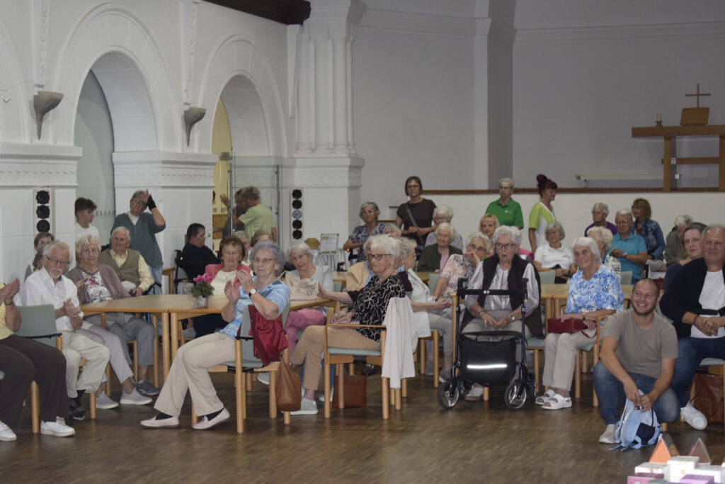 Bewohner im Gemeindesaal